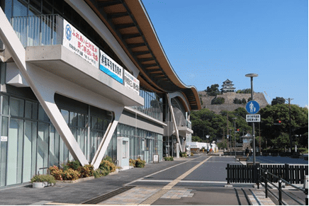 photo:丸亀市役所と丸亀城